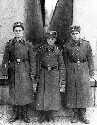 Равенсбрюк, за спиной коридор смерти... Я - справа, в центре ефрейтор из роты АСУ, слева Терехов Игорь.